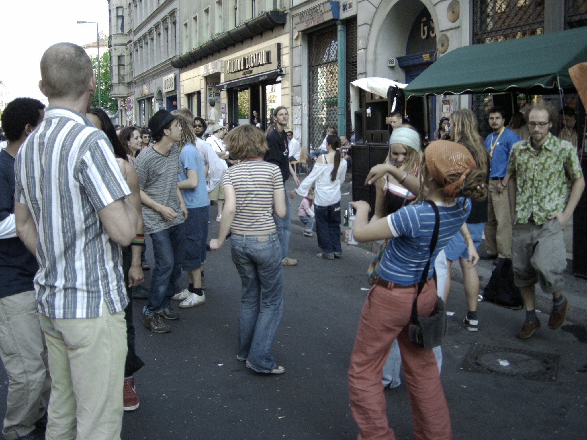 Photo von tanzenden Menschen am ersten Mai 2005 in der Oranienstrasse in Kreuzberg vor der Discothek SO36. Photo: Kim Hartley.