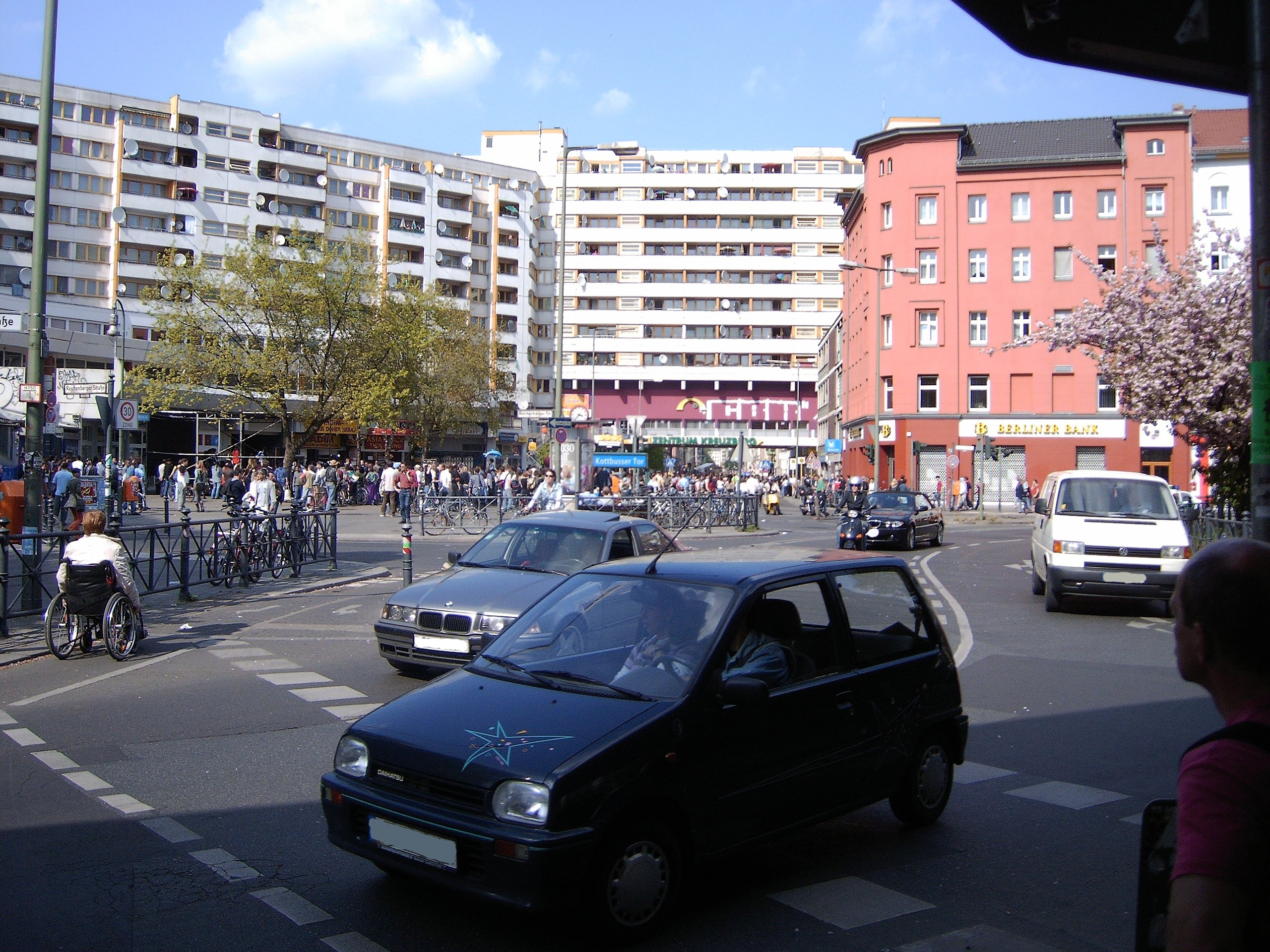 Am ersten Mai 2005 am Kottbusser Tor in Kreuzberg in Berlin. Photo: Kim Hartley.