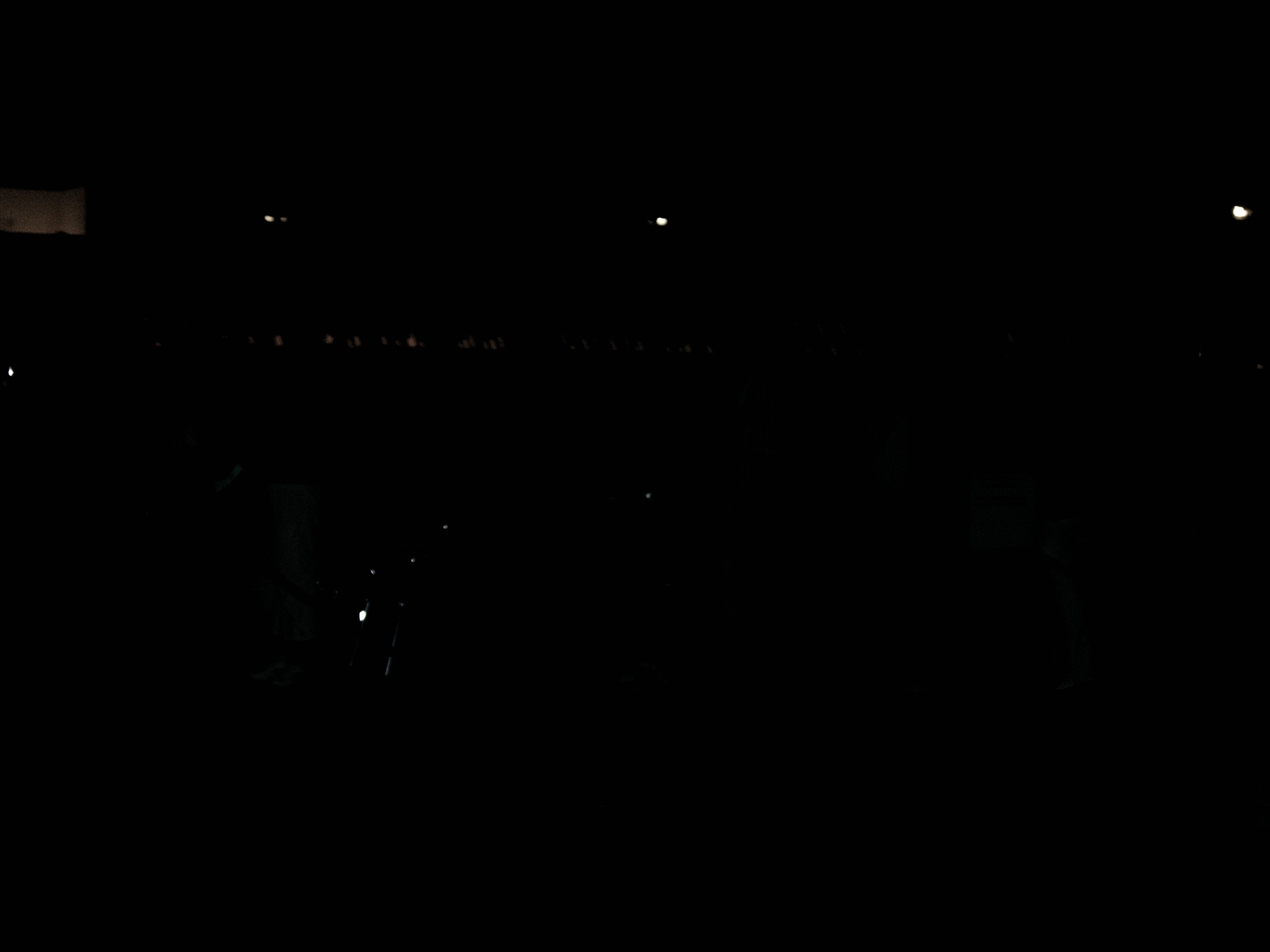 Nachts, nach Sonnenuntergang: Blick auf die Schlange um die Neue Nationalgalerie in Berlin waehrend der Kunstausstellung Das MoMA in Berlin im September 2004. Photo: Kim Hartley.