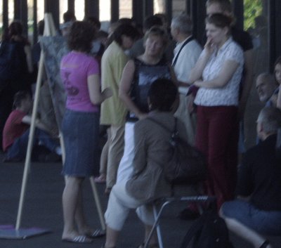 Eine MoMAnizerin erklaert Menschen in der Schlange vor der Kunstausstellung Das MoMA in Berlin, mit Hilfe einer Reproduktion auf einer Staffelei, ihr Lieblingsbild. September 2004 in Berlin in Germany. Photo: Kim Hartley.