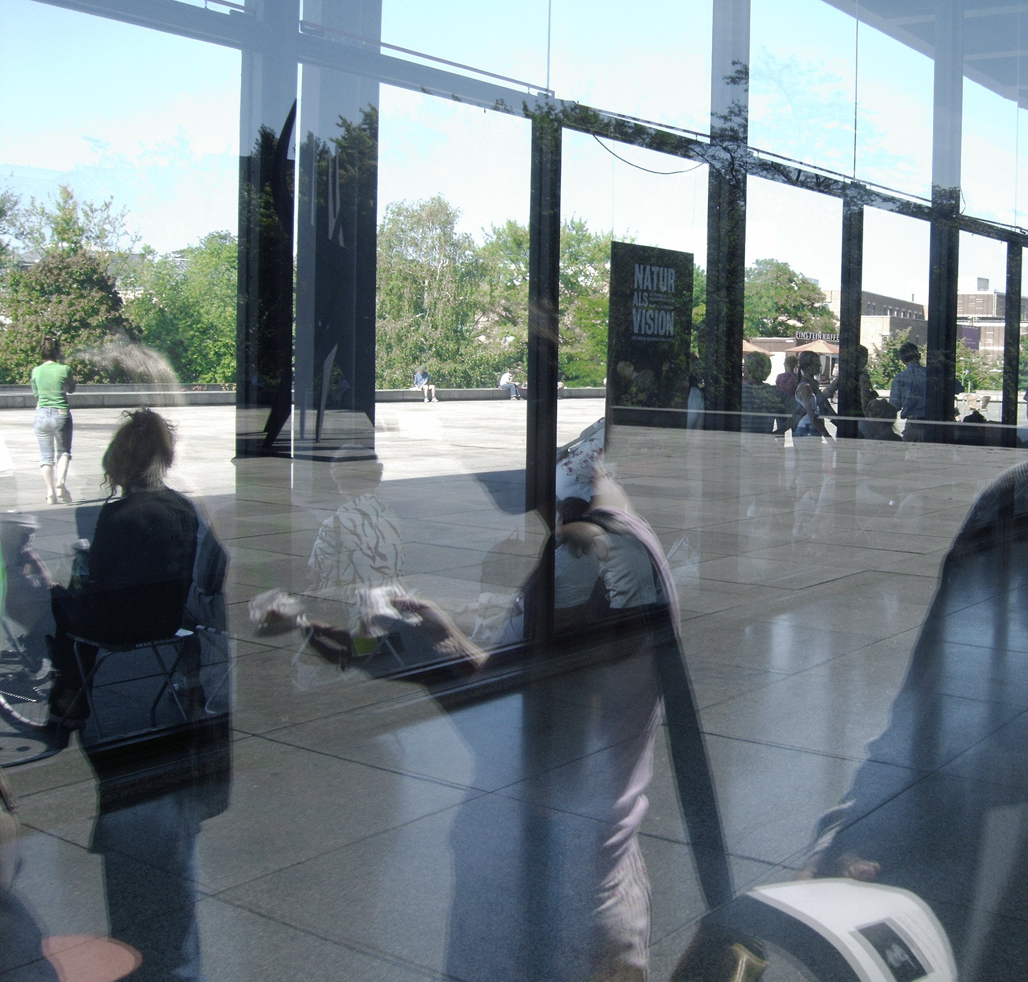 In der Schlange um die Neue Nationalgalerie in Berlin waehrend der Kunstausstellung Das MoMA in Berlin im September 2004. Photo: Kim Hartley.