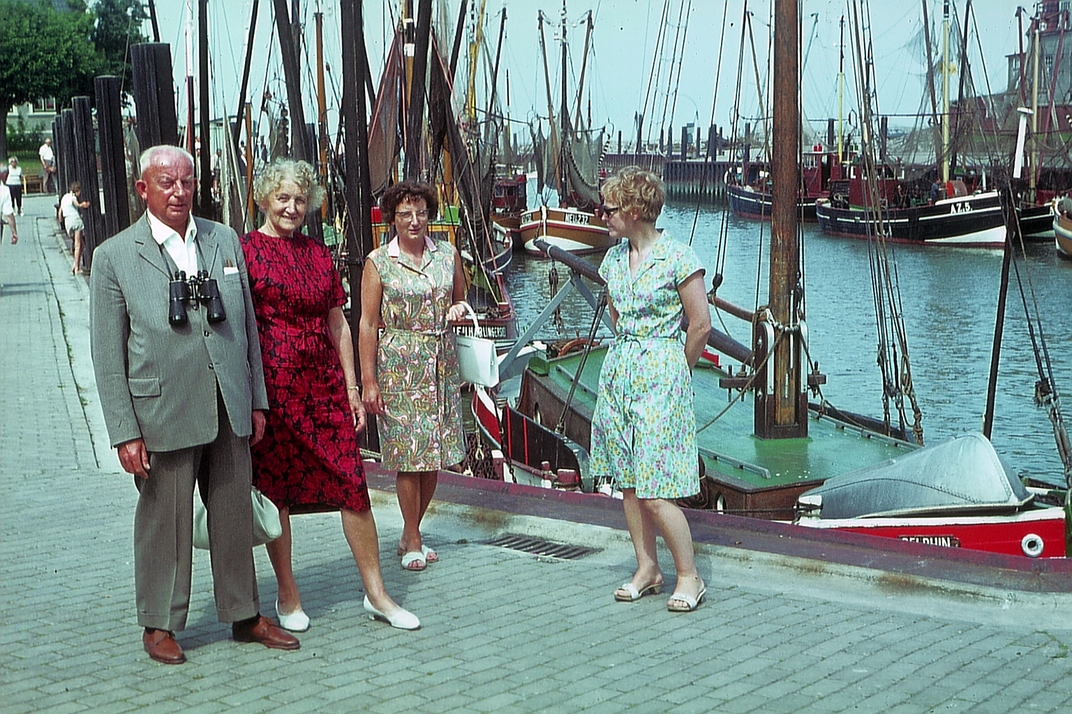 Der Hafen von Neuharlingersiel. Farbphoto.