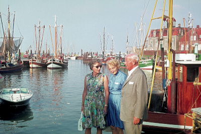 Der Fischereihafen von Neuharlingersiel. 1957?. Farbfoto. Fotografin: I.O.