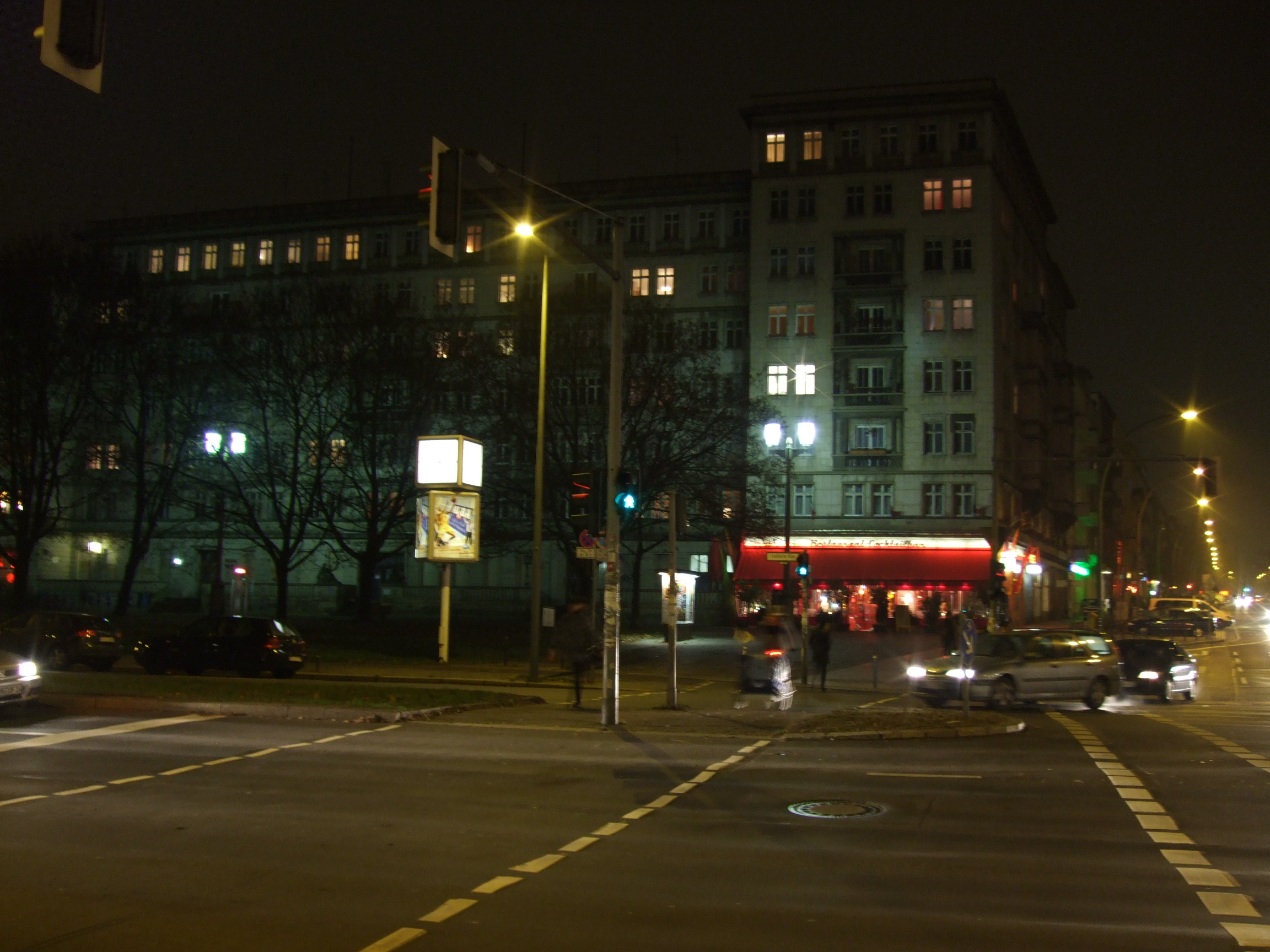 Farbphoto von einem Blick von der Niederbarnimstraße aus über die Frankfurter Allee in Richtung Proskauer Straße in Friedrichshain in Berlin in einer Nacht im November 2007. Photo: Kim Hartley.
