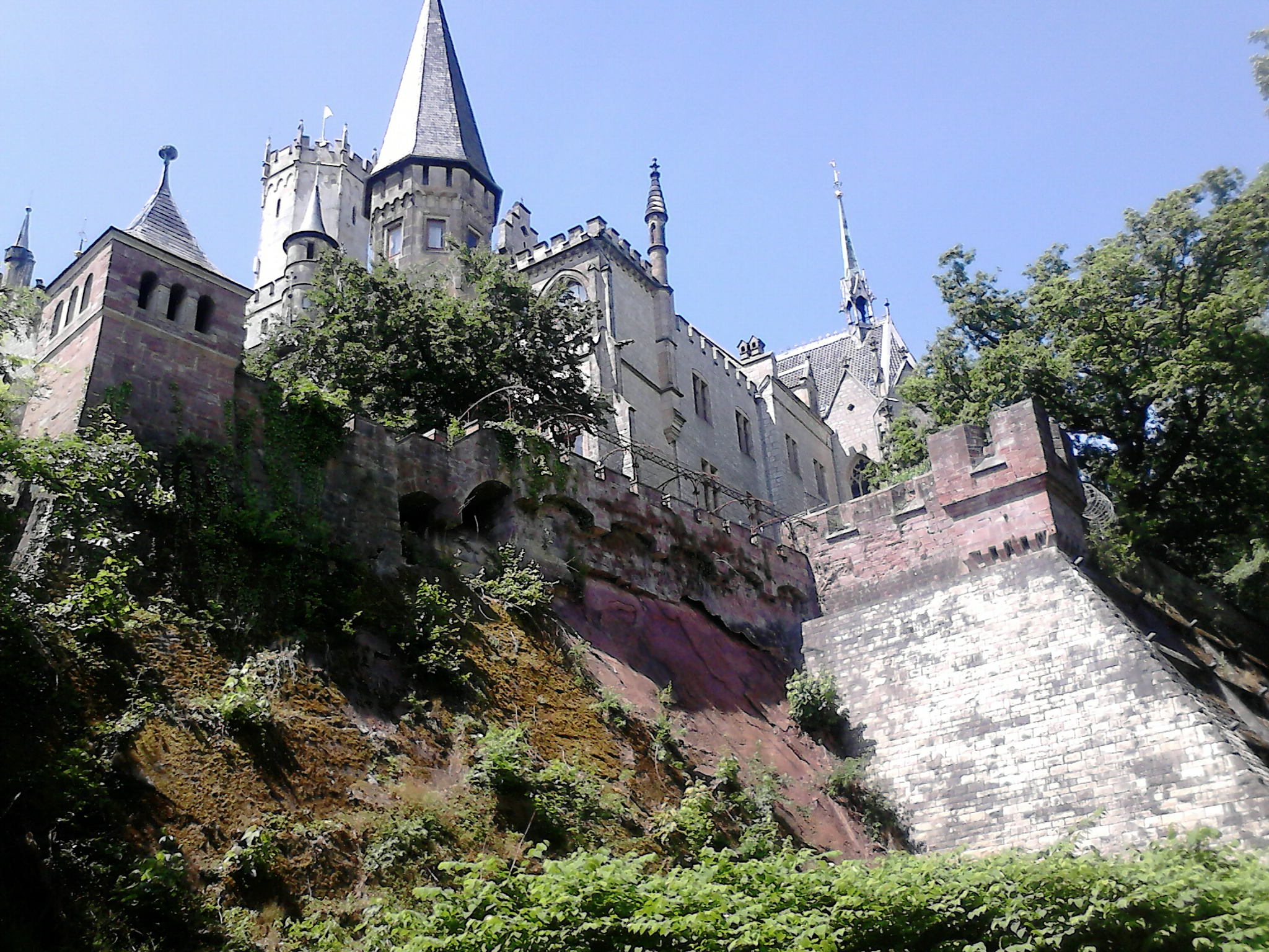 Farbfoto: Das Schloss Marienburg bei Nordstemmen am Sonntag, dem 15. Juni im Jahre 2014. Fotograf: R.I.