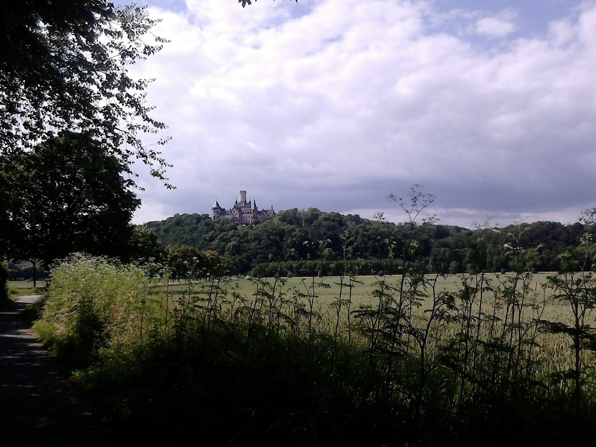 Farbfoto: Das Schloss Marienburg auf dem Marienberg bei Nordstemmen am Sonntag, dem 15. Juni im Jahre 2014. Fotograf: Ralph Ivert.