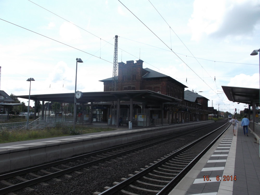 Farbfoto: Der Bahnhof Norstemmen in Nordstemmen am Sonntag, dem 15. Juni im Jahre 2014. Fotograf: Ralph Ivert.