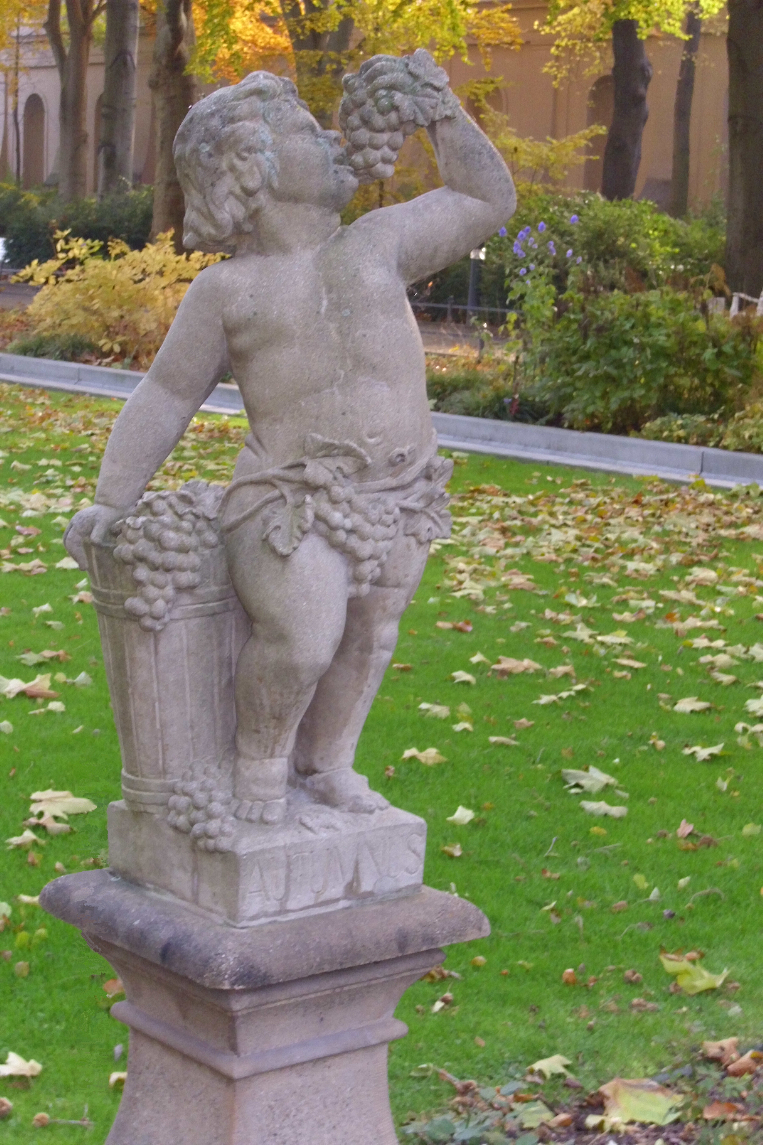 Farbfoto: Die den Herbst darstellende Statue im Körnerpark im Bezirk Neukölln im Herbst im Jahre 2010. Foto: Erwin Thomasius.