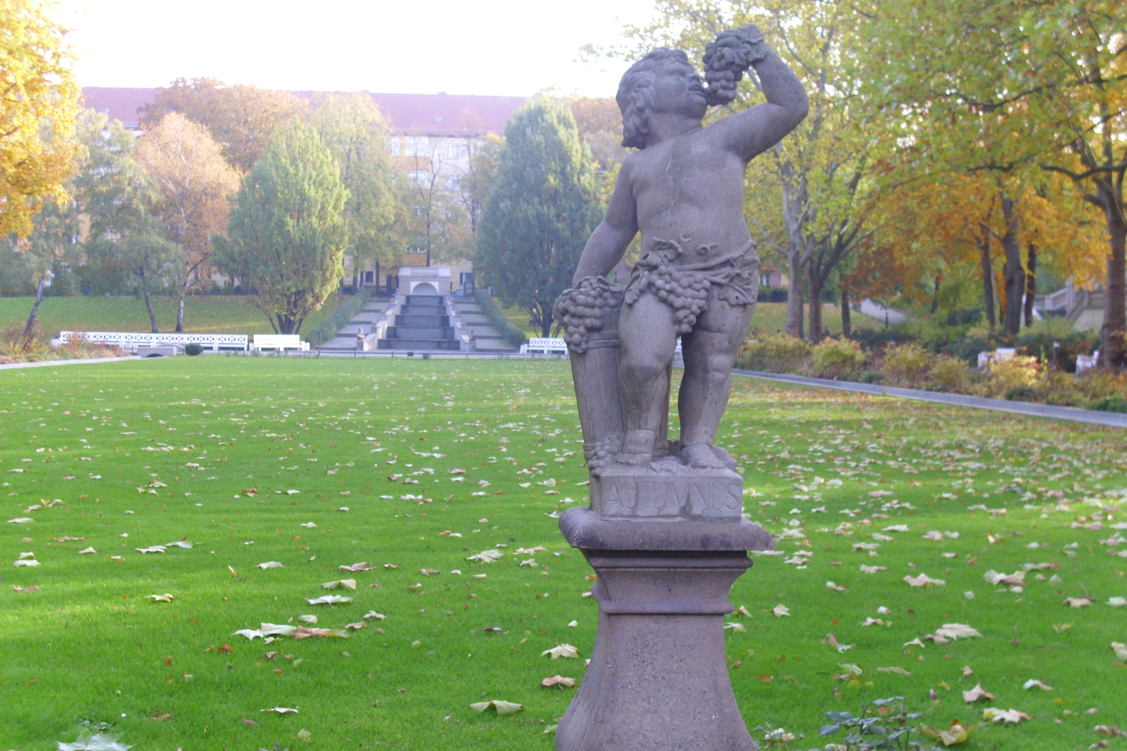 Farbfoto: Eine den Herbst darstellende Putte im Körnerpark in Neukölln in Berlin. Foto: Erwin Thomasius.