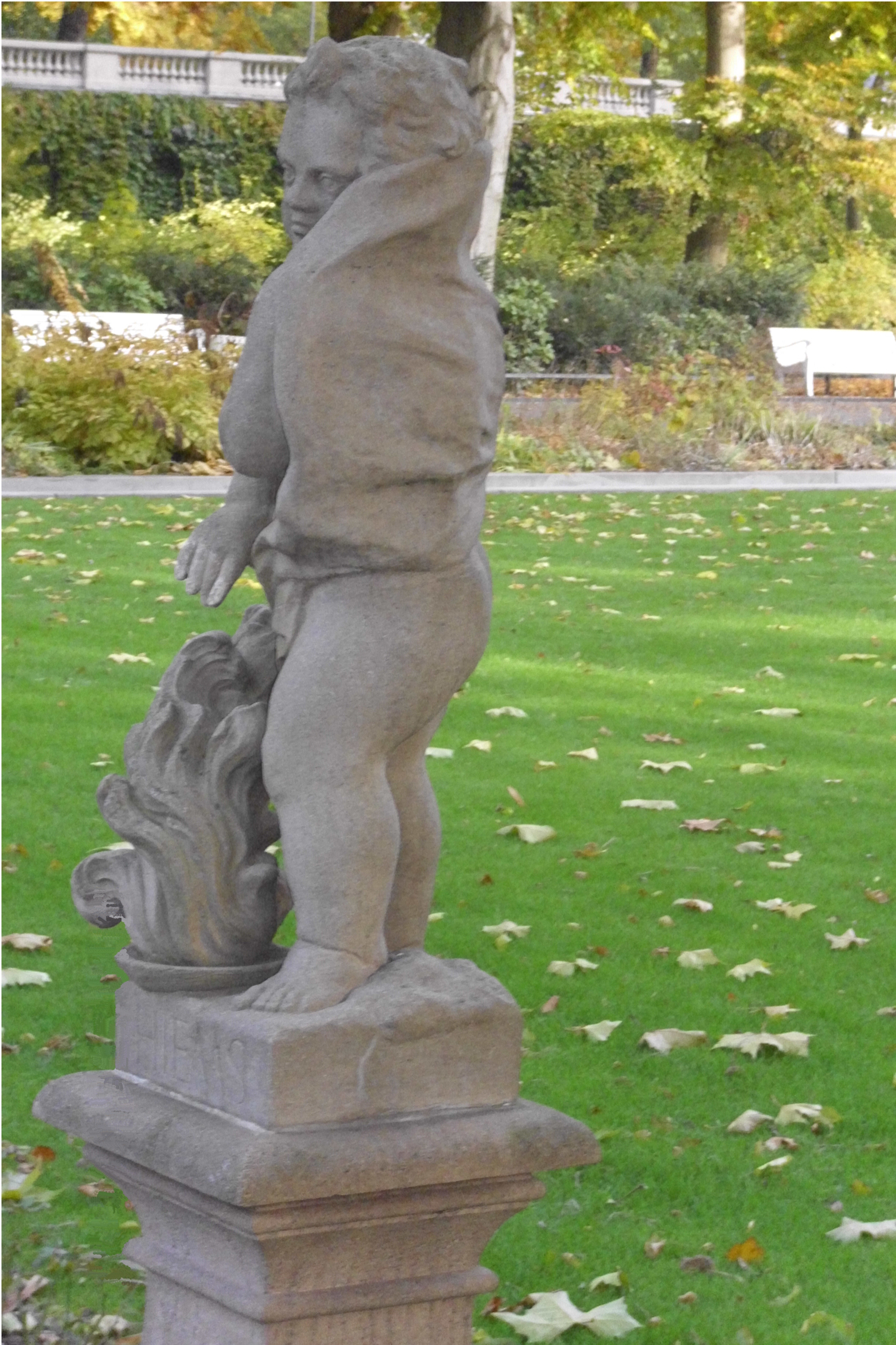 Farbfoto: Den Winter darstellende Statue im Körnerpark in Neukölln in Berlin im Oktober 2010. Foto: Erwin Thomasius.