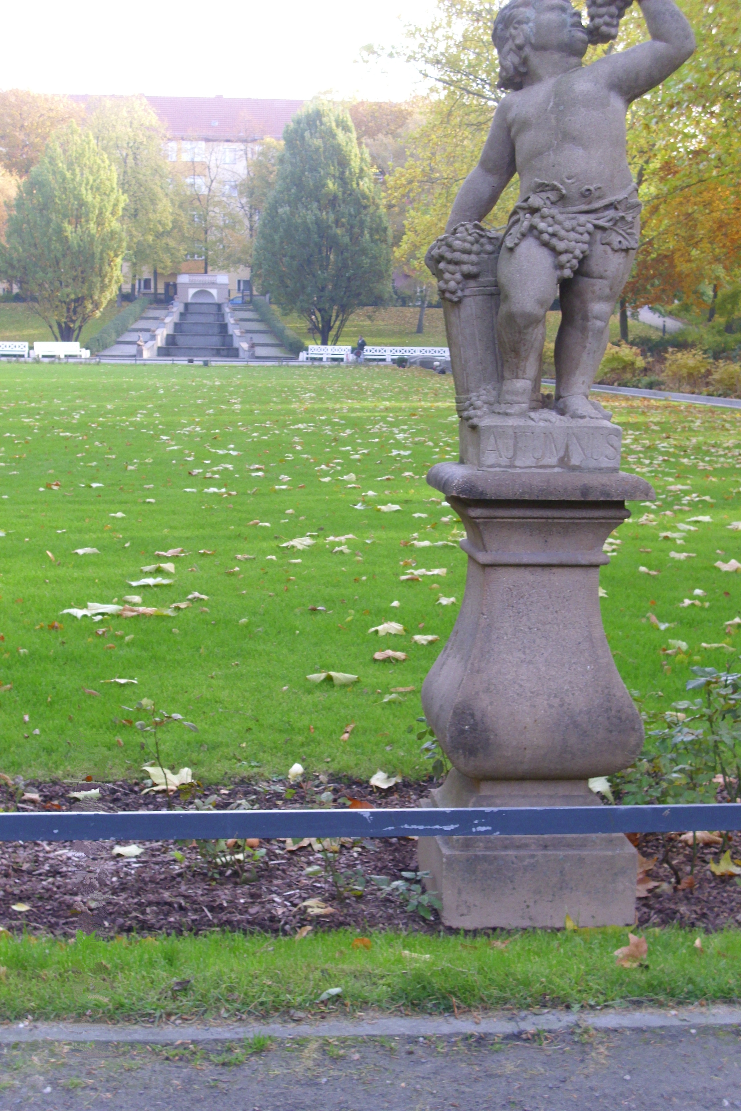 Farbfoto: Eine den Herbst darstellende Statue im Körnerpark in Berlin im Oktober 2010. Foto: Erwin Thomasius.