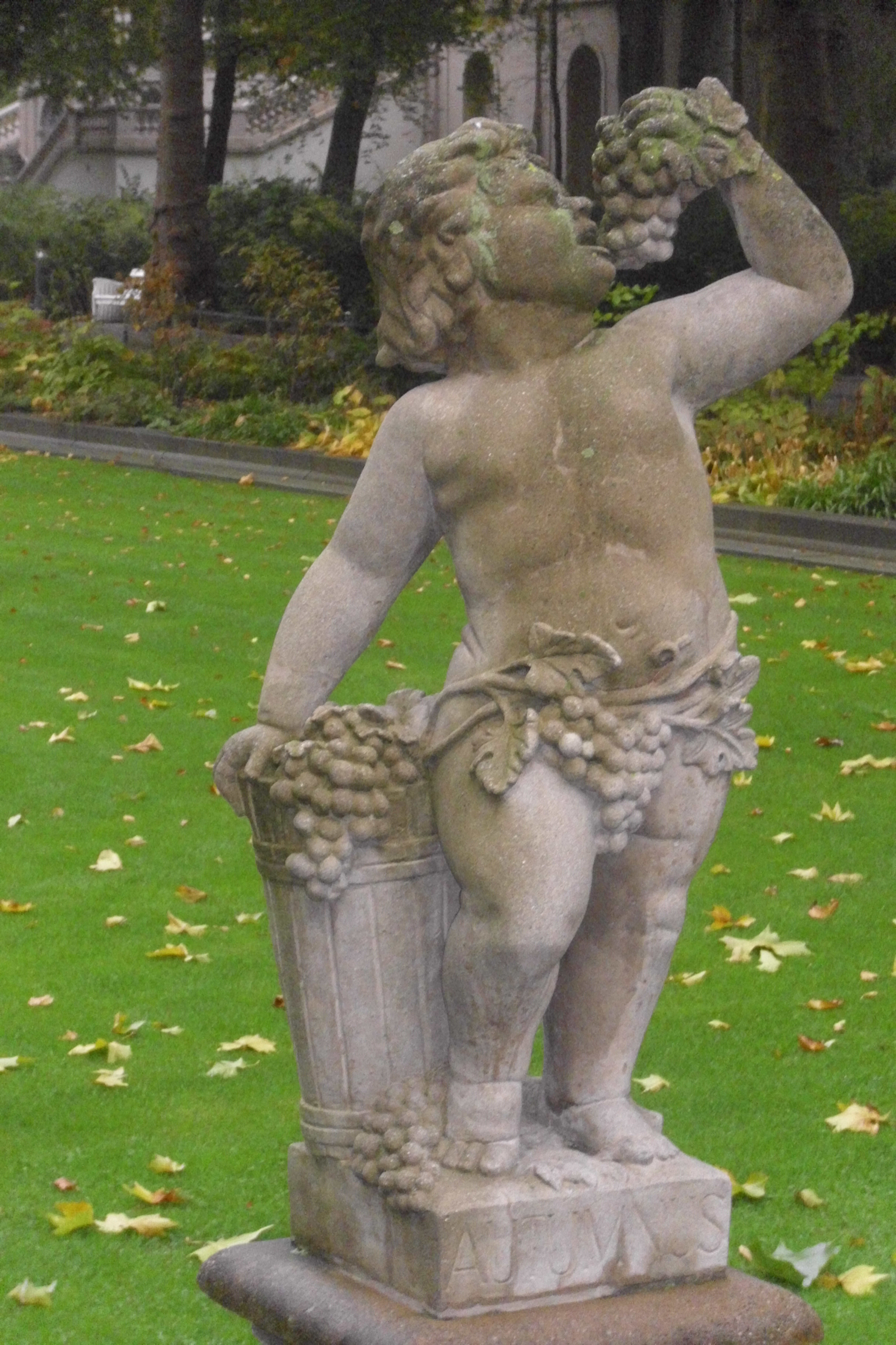 Farbfoto: Eine Statue im Körnerpark im Bezirk Neukölln in Berlin im Oktober 2010. Foto: Erwin Thomasius.