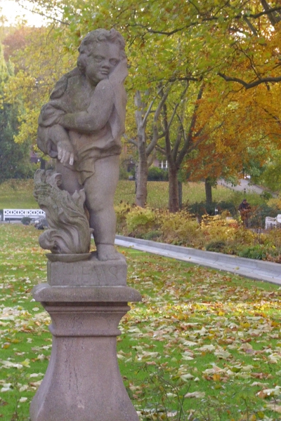 Farbfoto: Den Winter darstellende Statue im Körnerpark im Bezirk Neukölln in Berlin im Oktober 2010. Foto: Erwin Thomasius.