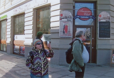 Farbfoto: Justyna Herc und Erwin Thomasius vor der Bar American Club in Szczecin in Polen im März des Jahres 2012. Fotograf: R.I.