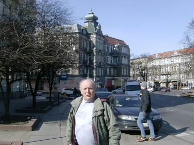 Farbfoto: Erwin Thomasius im März des Jahres 2012 auf dem Plac Grunwaldzki in Stettin in Polen. Fotograf: R.I.