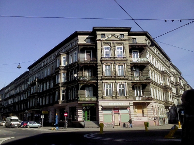 Farbfoto: Ein Kreisverkehr und Häuser in Stettin im März des Jahres 2012. Fotografin: Justyna Herc.