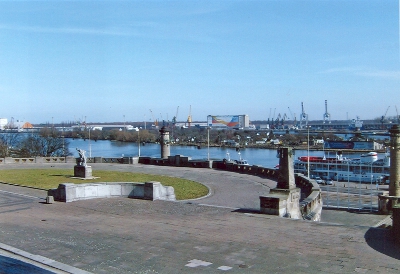 Farbfoto: Blick von der Hakenterrasse aus über die Oder in Richtung Hafen in Stettin in Polen im Jahre 2012. Fotograf: R.I.