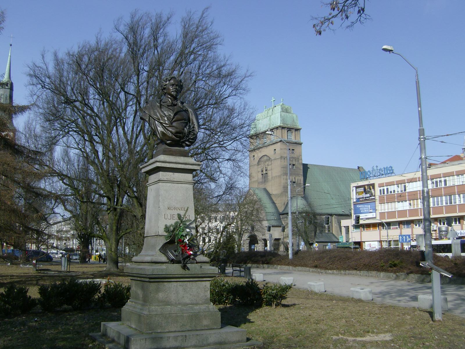 Farbfoto: Das Denkmal zur Erinnerung an den polnischen Schriftsteller Kornel Ujejski in Stettin in Polen im März des Jahres 2012. Fotograf: R.I.