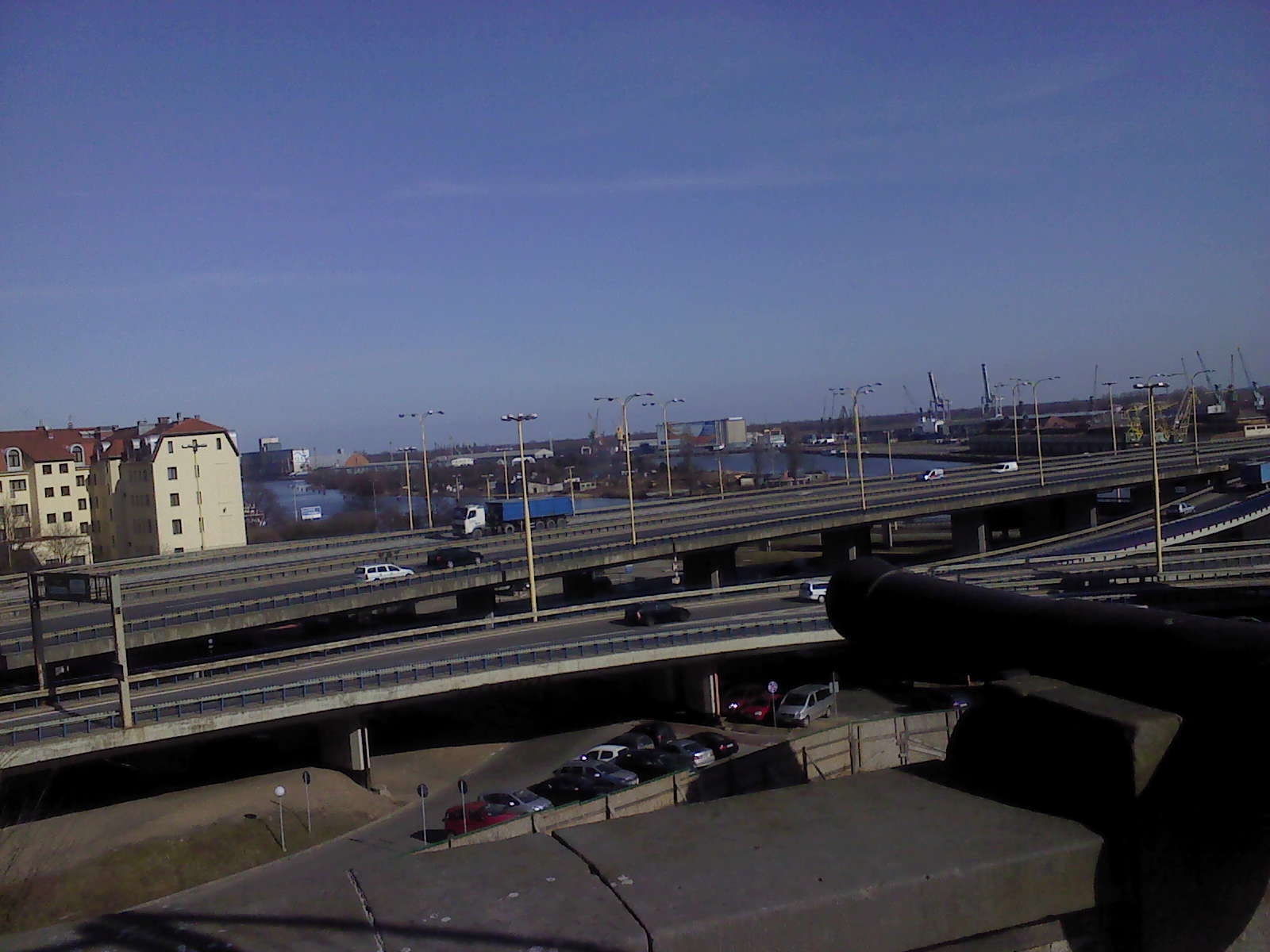 Farbfoto: Eine Brücke über die Oder in Stettin in Polen im März des Jahres 2012. Fotografin: Justyna Herc.