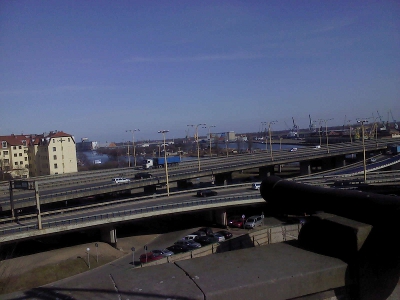 Farbfoto: Eine Brücke über die Oder in Stettin in Polen im März des Jahres 2012. Fotografin: Justyna Herc.