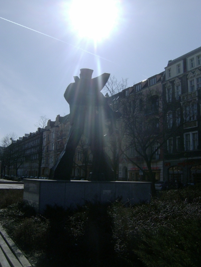 Farbfoto: Das von dem Bildhauer Ryszard Chachulski 1980 geschaffene Seemann-Denkmal in Stettin in Polen im März des Jahres 2012. Fotograf: R.I.