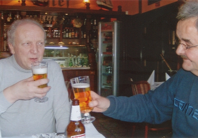 Farbfoto: Erwin Thomasius und ... trinken in dem Fischrestaurant Chief nowy in Szczecin das Polnische Bier Zywiec im Jahre 2012. Fotograf: R.I.