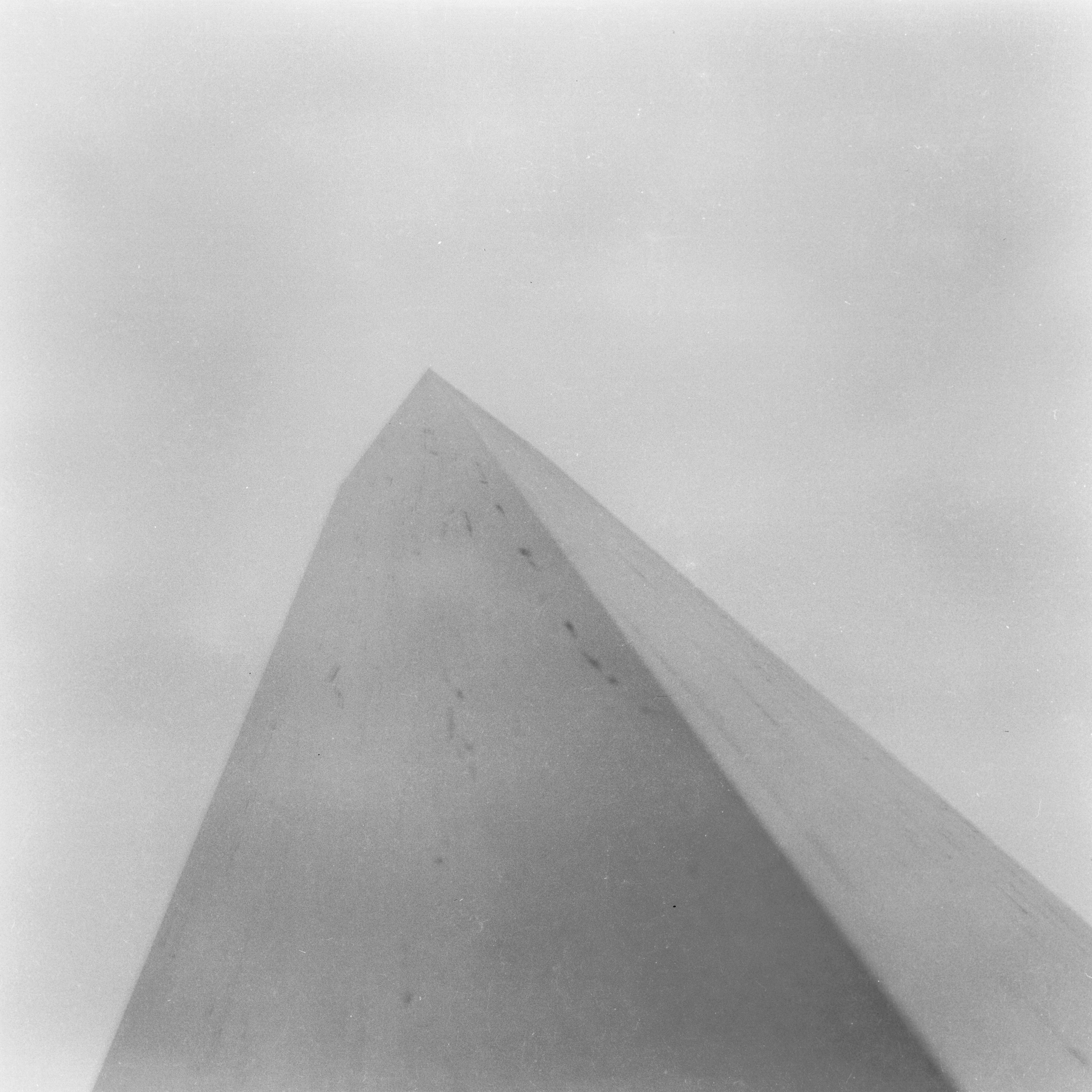 Schwarz-Weiß-Foto: Eine Plstik aus Stein an einem windigen Tag in Prag im Jahre 1973.