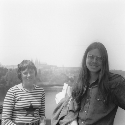 Schwarz-Weiß-Foto: Eine Frau aus Kanada und Wolfgang aus Deutschland auf einer Brücke über der Moldau in Prag im Jahre 1973.