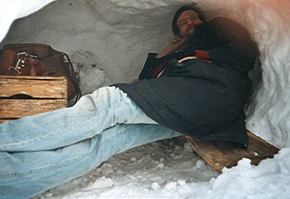 Ralf Splettstößer in seiner von ihm selbst erbauten Schneehöhle in Traunstein in Bayern im Winter des Jahres 2005. Photographin: Luise.