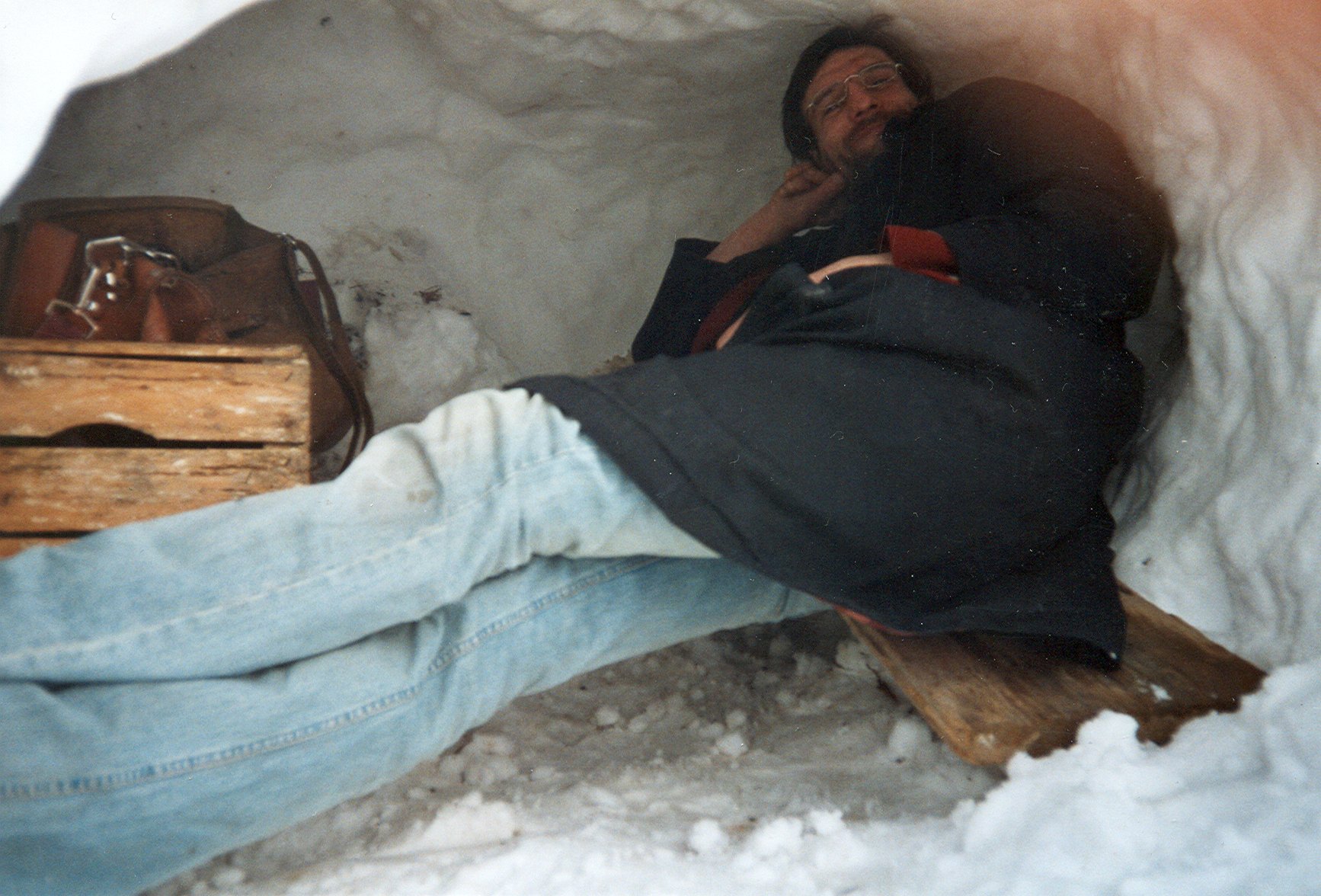 Ralf Splettstößer in der von ihm selbst erbauten Schneehöhle im Winter 2005 in Traunstein. in Bayern Photo: Luise.
