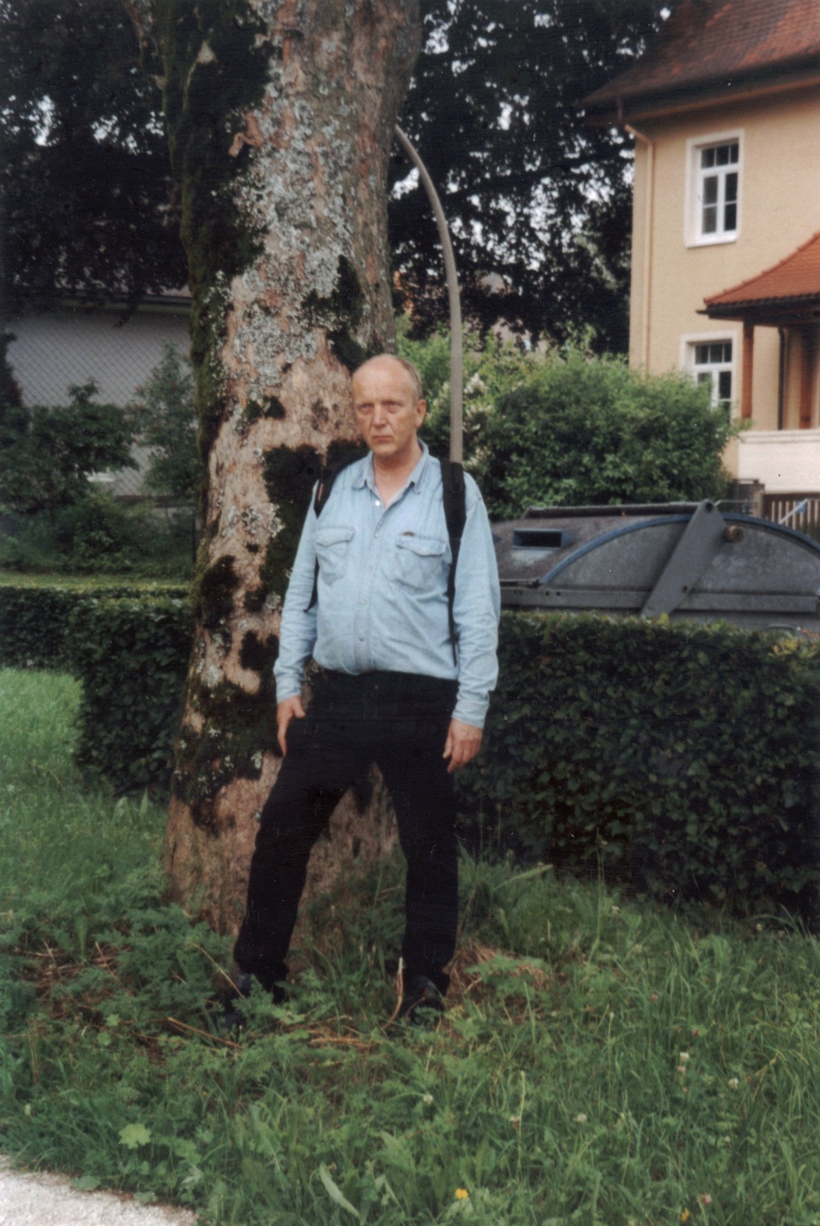 Photo von Erwin Thomasius neben einem mit Moos, Algen und Flechten bewachsenen alten Baumstamm an der  Kardinal - Faulhaber - Straße in Traunstein in Oberbayern vom Juli 2006. Photo: Ralf Splettstößer