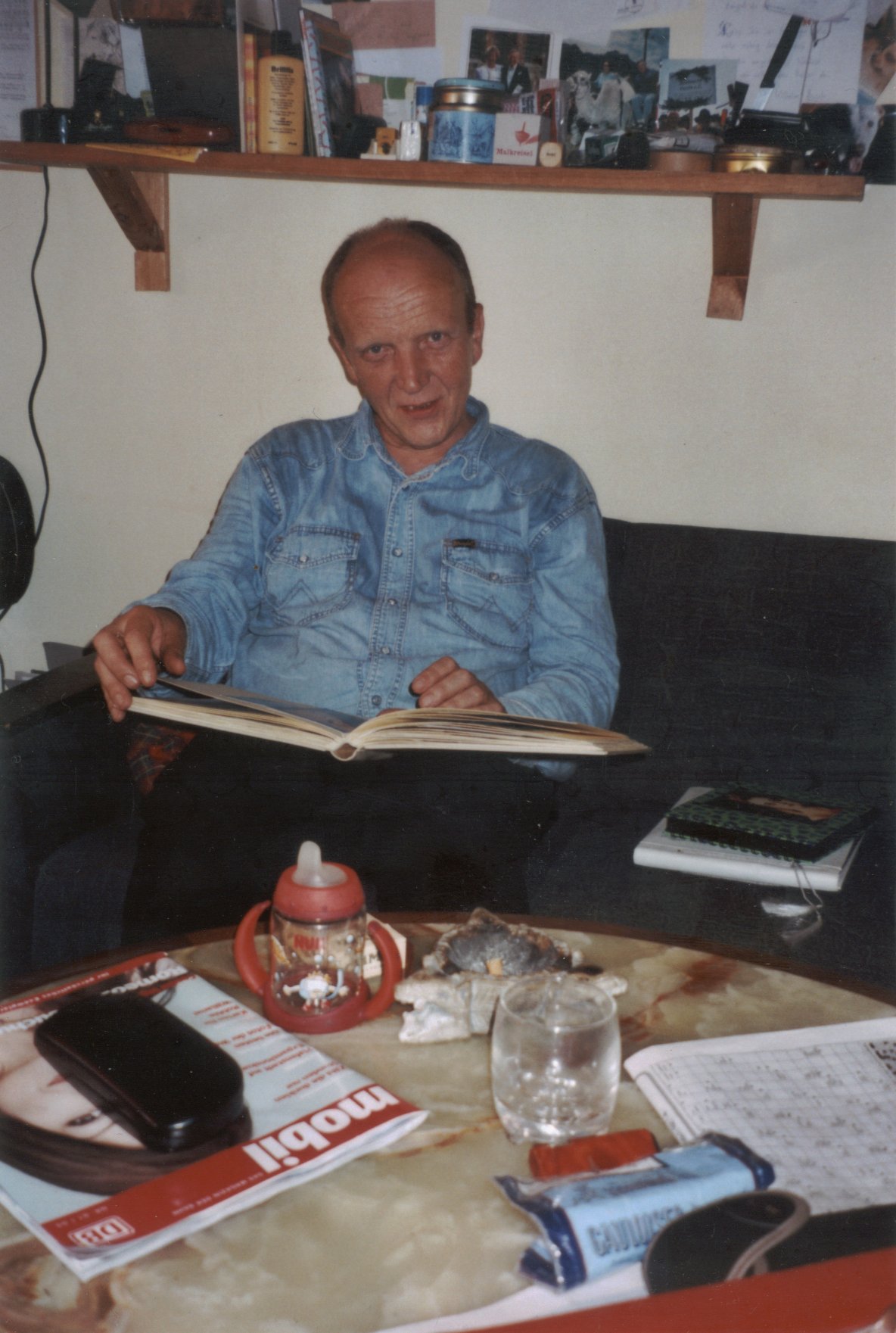 Photo: Erwin Thomasius beim Betrachten eines Photoalbums in einer Mietwohnung in Traunstein in Oberbayern im Juli 2006. Photograph: Ralf Splettstößer.