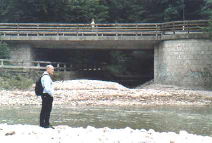Erwin Thomasius beim Betracten des Flusses die Traun in Traunstein in Oberbayern im Juli 2006. Photo: Ralf Splettstößer.