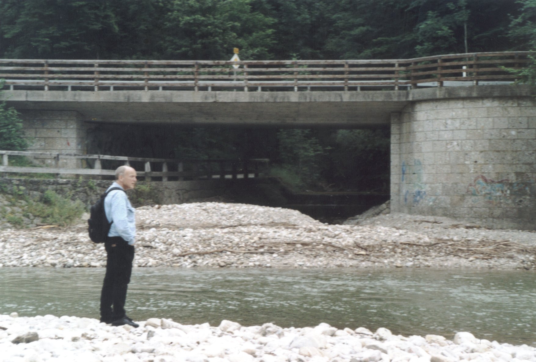 Erwin Thomasius beim Betrachten des Flusses die Traun in Traunstein in Oberbayern im Juli 2006. Photo: Ralf Splettstößer.