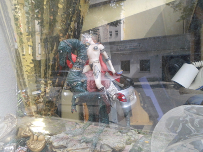 Farbfoto: Blick in das Schaufenster eines Geschäftes für Entrümpelungen Trödel An- und Verkauf in Berlin im Bezirk Neukölln im Jahre 2014. Fotograf: Bernd Paepcke.