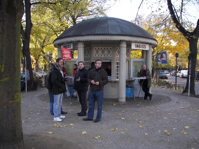 Farbfoto: Der Imbiss auf dem Richardplatz im Oktober des Jahres 2010. 