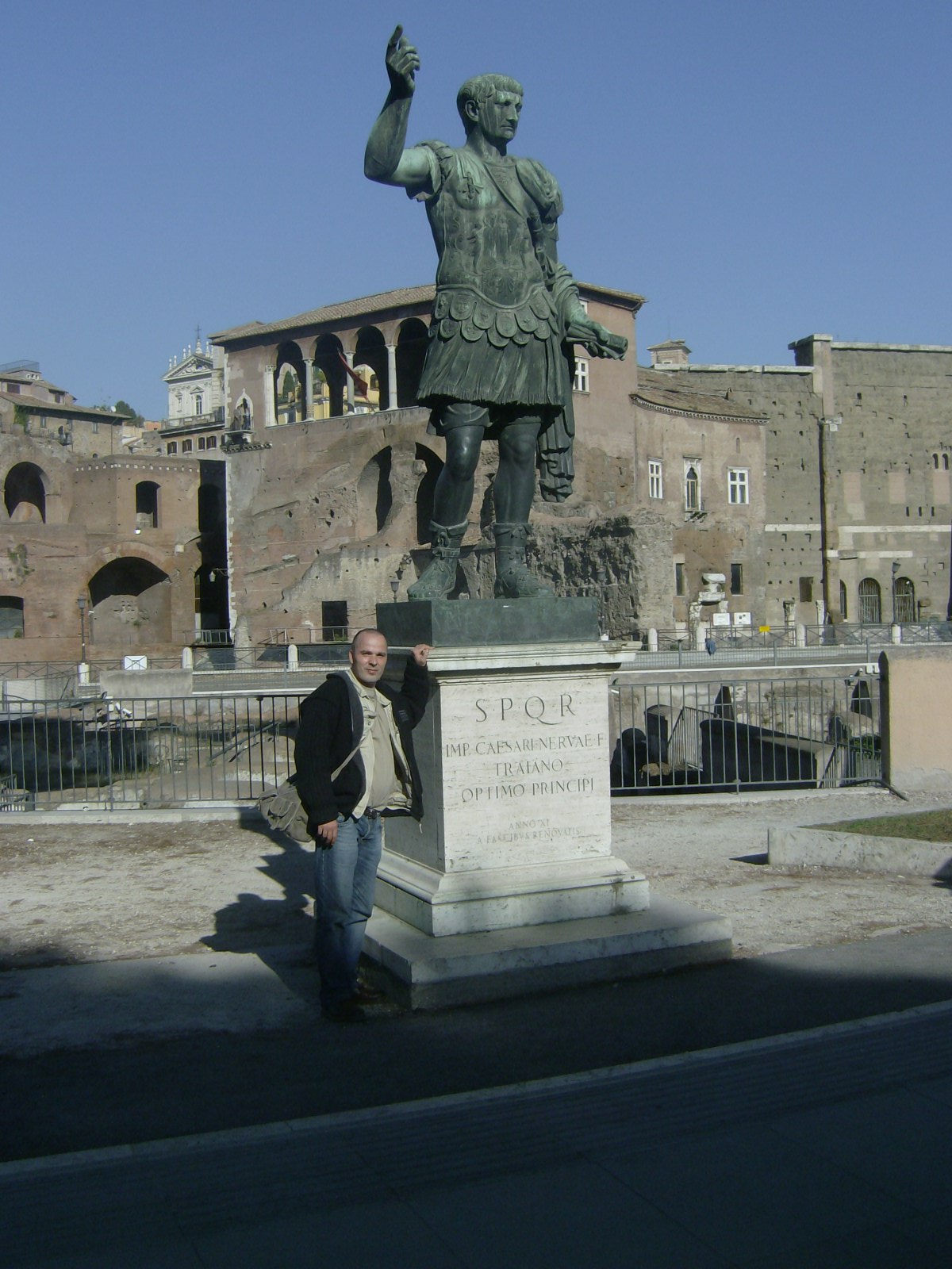 Farbfoto: Die Trajan darstellenden Bronzestatue am Trajansforum in Rom im Jahre 2010.