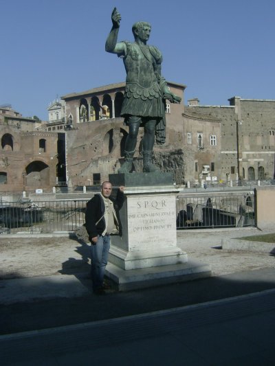 Farbfoto: Die Trajansstatue am Trajansforum in Rom im Jahre 2010.