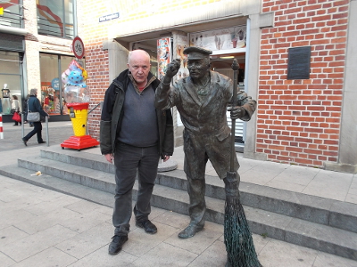 Farbfoto: Das Kunstwerk August Felten find'nen Groschen des Künstlers Bernd Streiter auf dem Marienplatz in Schwerin im April des Jahres 2015. Fotograf: Bernd Paepcke.