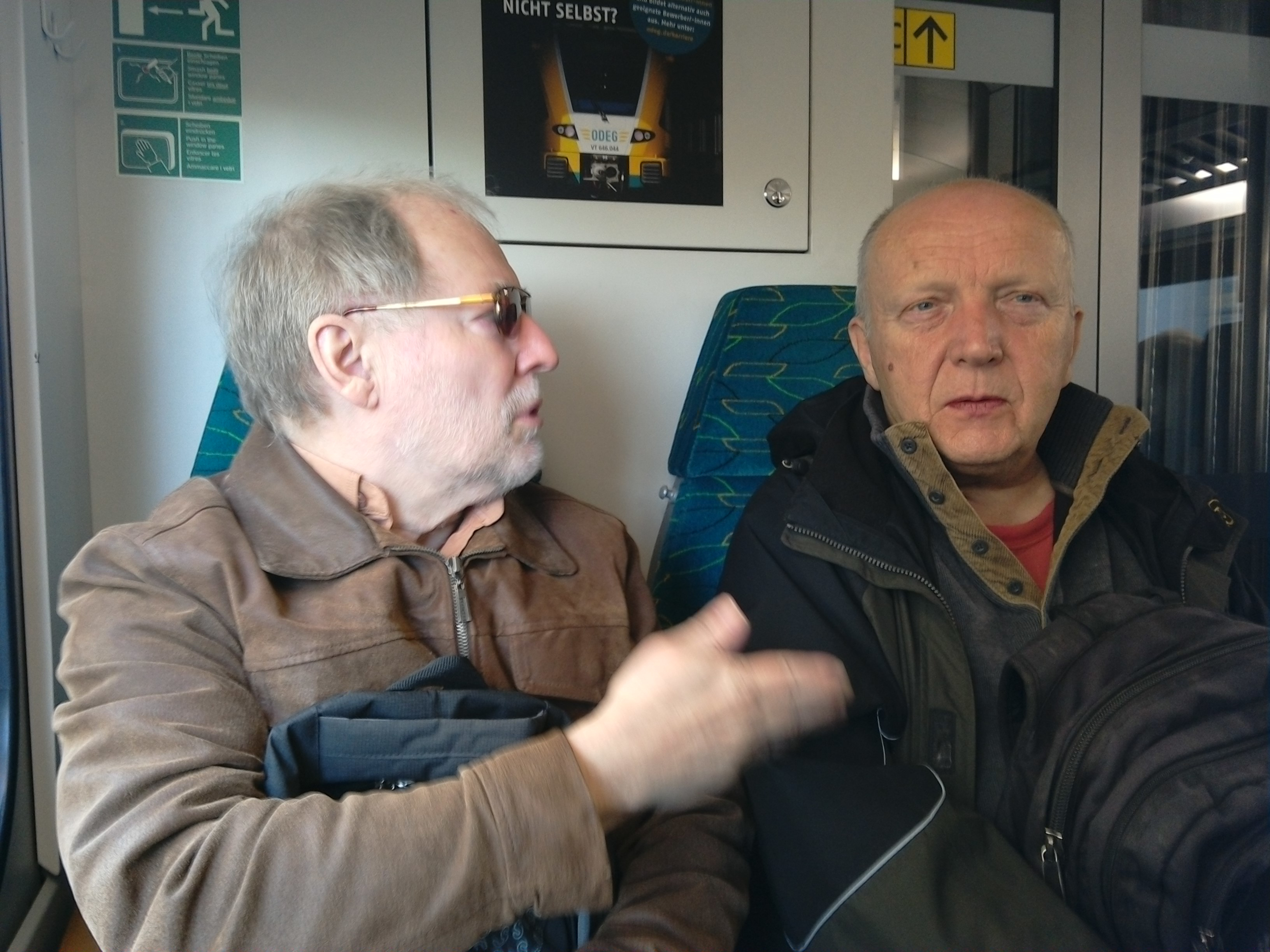 Farbfoto: Bernd Paepcke und Erwin Thomasius in der von Berlin nach Schwerin Hauptbahnhof fahrenden Eisenbahn. Fotograf: R.I.