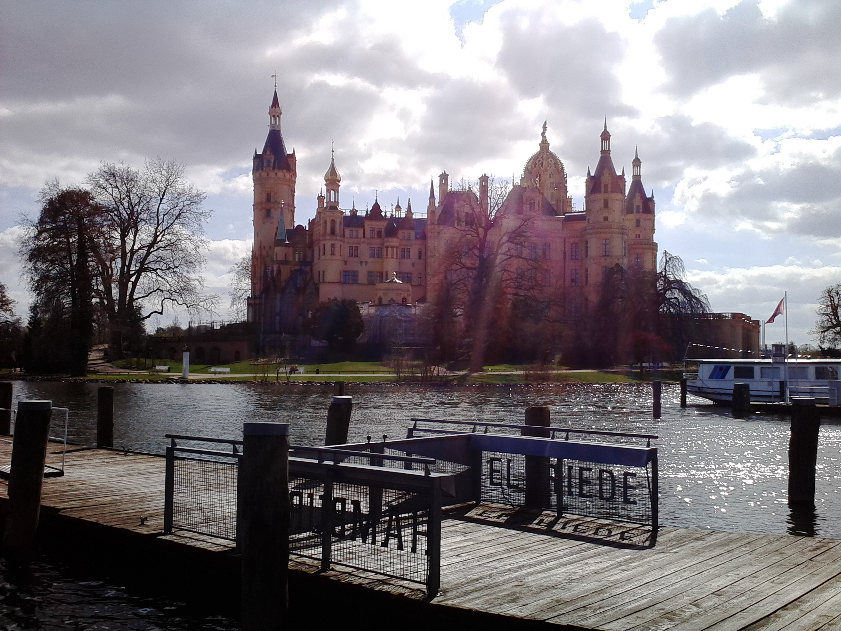Farbfoto: Das Schloss auf der Schlossinsel im Schweriner See in Schwerin am Donnerstag, dem 16. April im Jahre 2015. Fotograf: R.I.