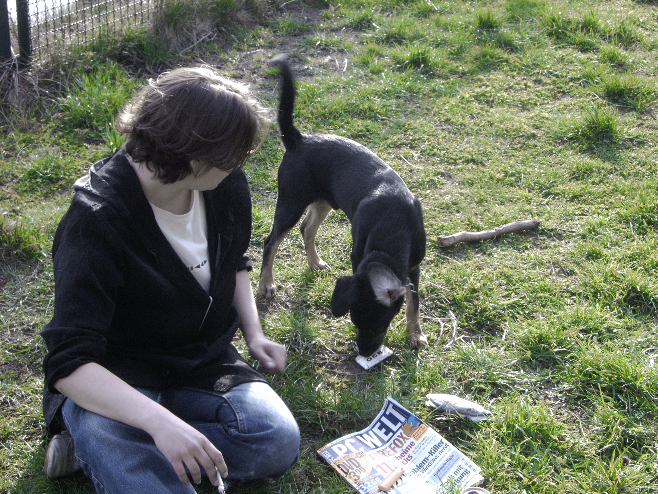 Farbphoto von Justyna und ihrem Hund Shiva im Wedding in Berlin am Nordufer am Sonntag, dem 3. April 2005. Photo: Kim Hartley.