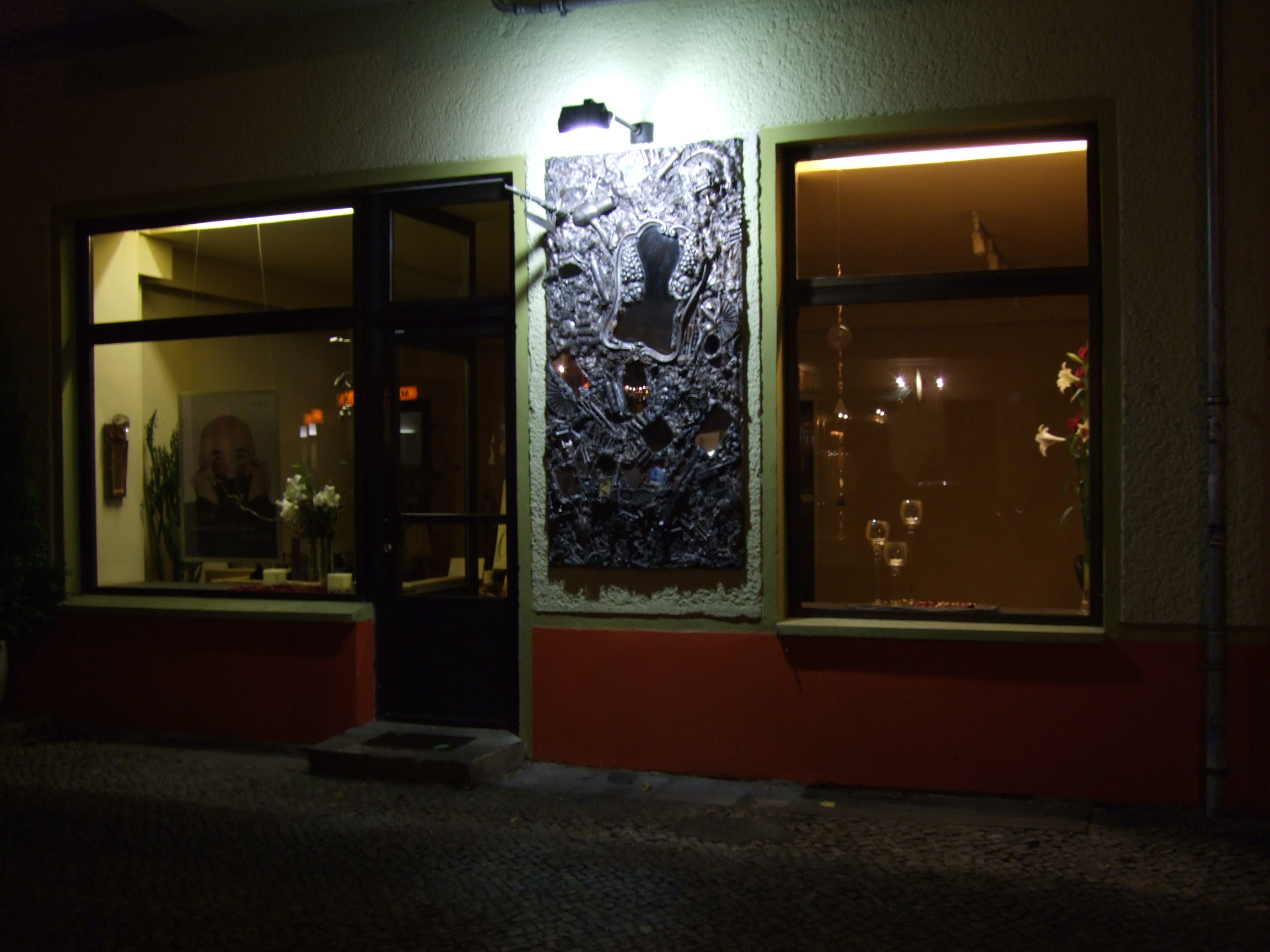 Blick auf ein Geschäft für Kunsthandwerk in der Simon-Dach-Straße in Berlin in einer Nacht im November 2007. Photo: Kim Hartley.