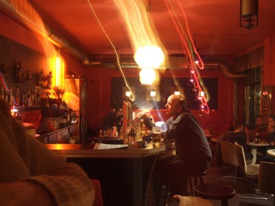 Erwin Thomasius an der Theke in einer Bar in Friedrichshain in Berlin im November 2007. Photo: Kim Hartley.