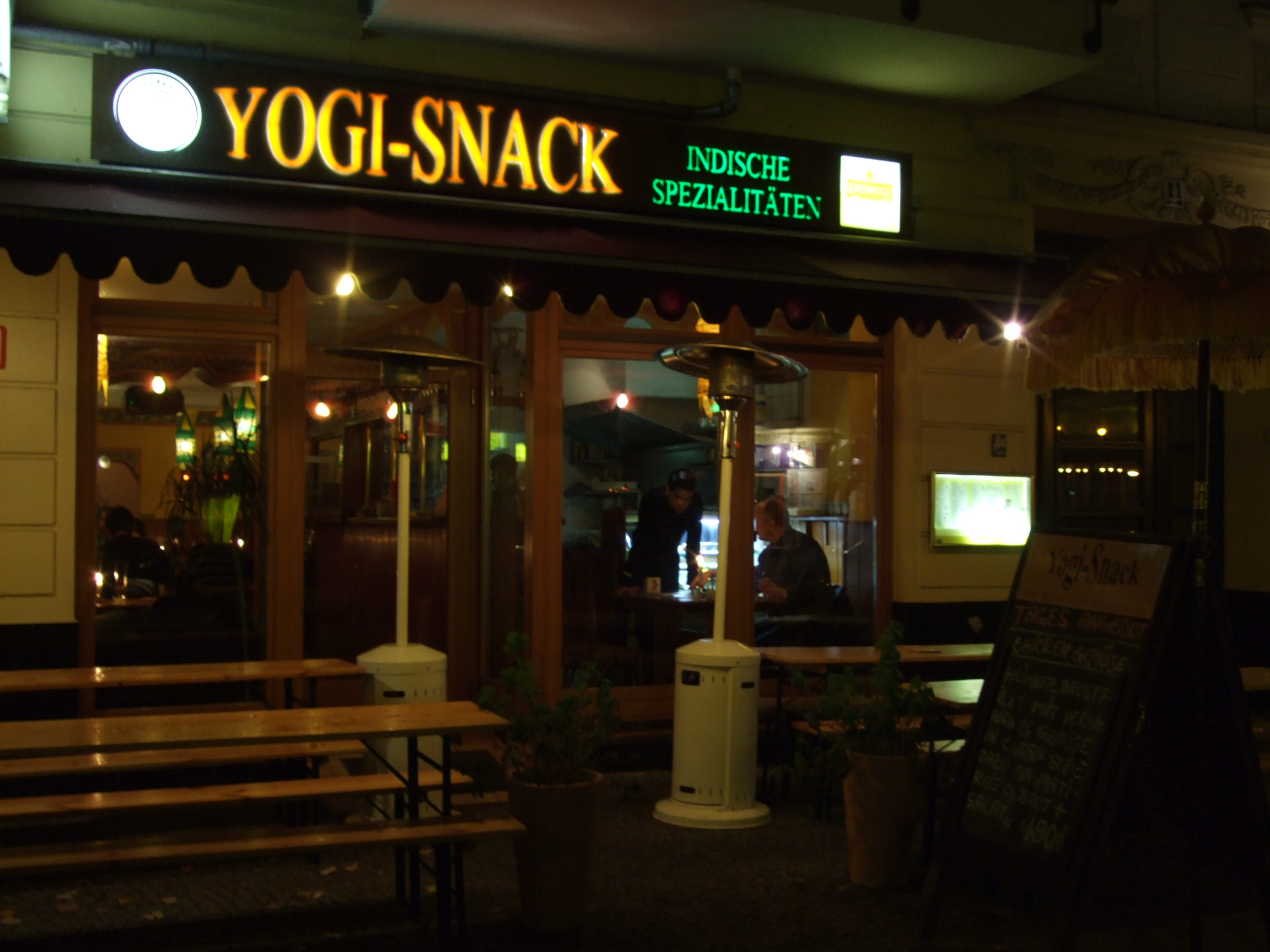 Das Indische Restaurant YOGI-SNACK in der Simon-Dach-Straße in Friedrichshain in Berlin bei Nacht im Novermber 2007. Photo: Kim Hartley.