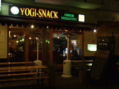 YOGI-SNACK INDISCHE SPEZIALITÄTEN: Blick auf ein Indisches Restaurant in der Simon-Dach-Straße in Friedrichshain in Berlin bei Nacht im November 2007. Photograph: Kim Hartley.