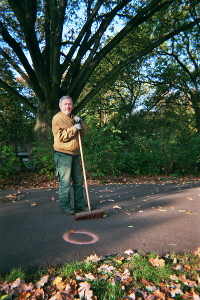 Farbfoto: Mein Kollege Bernd Partenheimer im Oktober des Jahres 2014 im Park Thomashöhe im Bezirk Neukölln in Berlin. Foto: Erwin Thomasius.