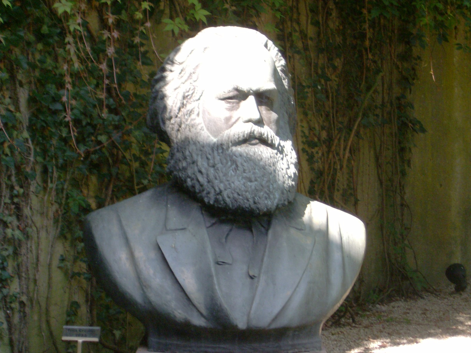 Farbfoto: Die 1953 von dem Bildhauer Fritz Cremer geschaffene Büste von Karl Marx in dem Garten des Karl Marx Hauses in der Brückenstraße Nummer 10 in Trier im Jahre 2012. Fotograf: Ralph Ivert.