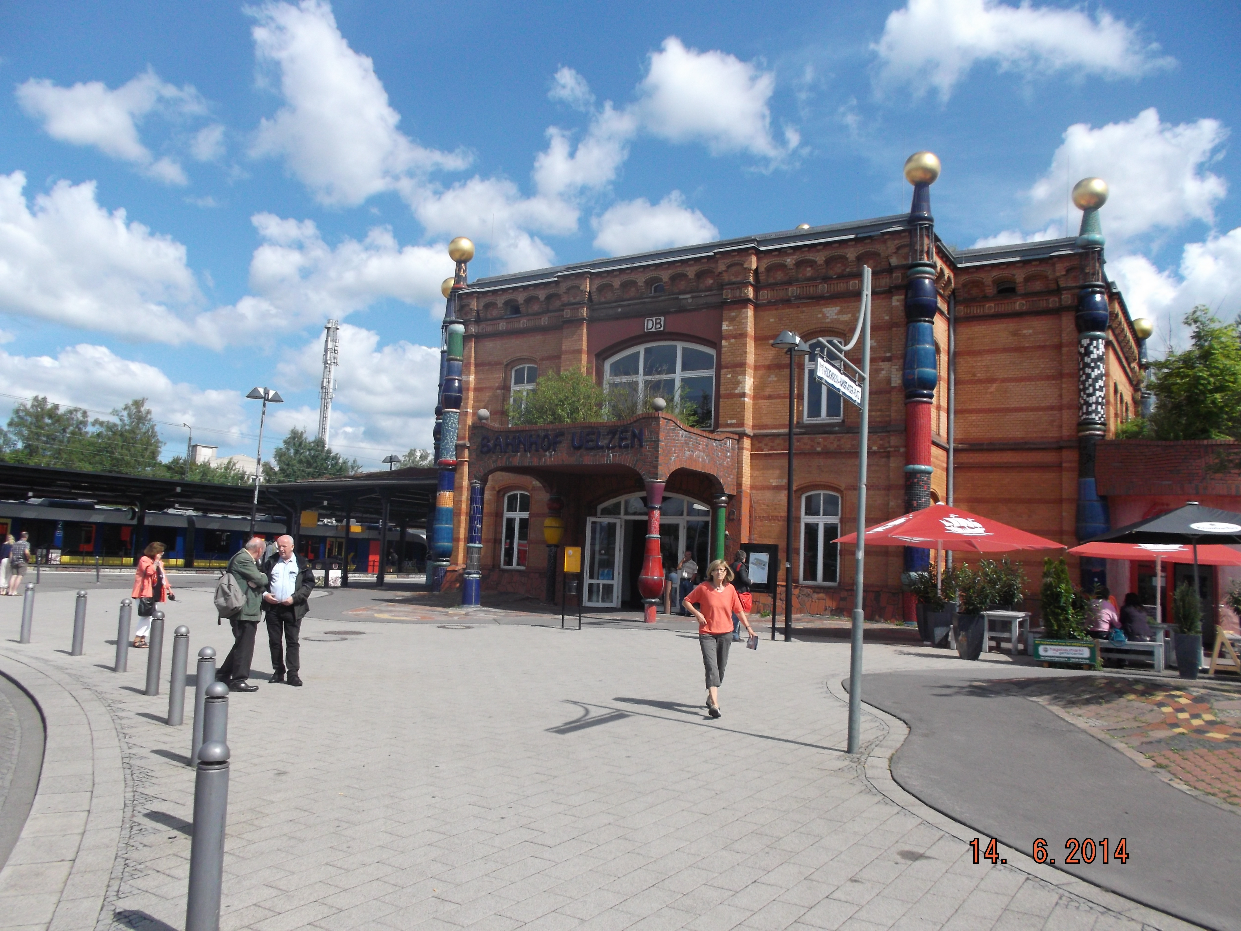 Farbfoto: Der Hundertwasserbahnhof in Uelzen am Sonntag, dem 15. Juni im Jahre 2014. Fotograf: Ralph Ivert.