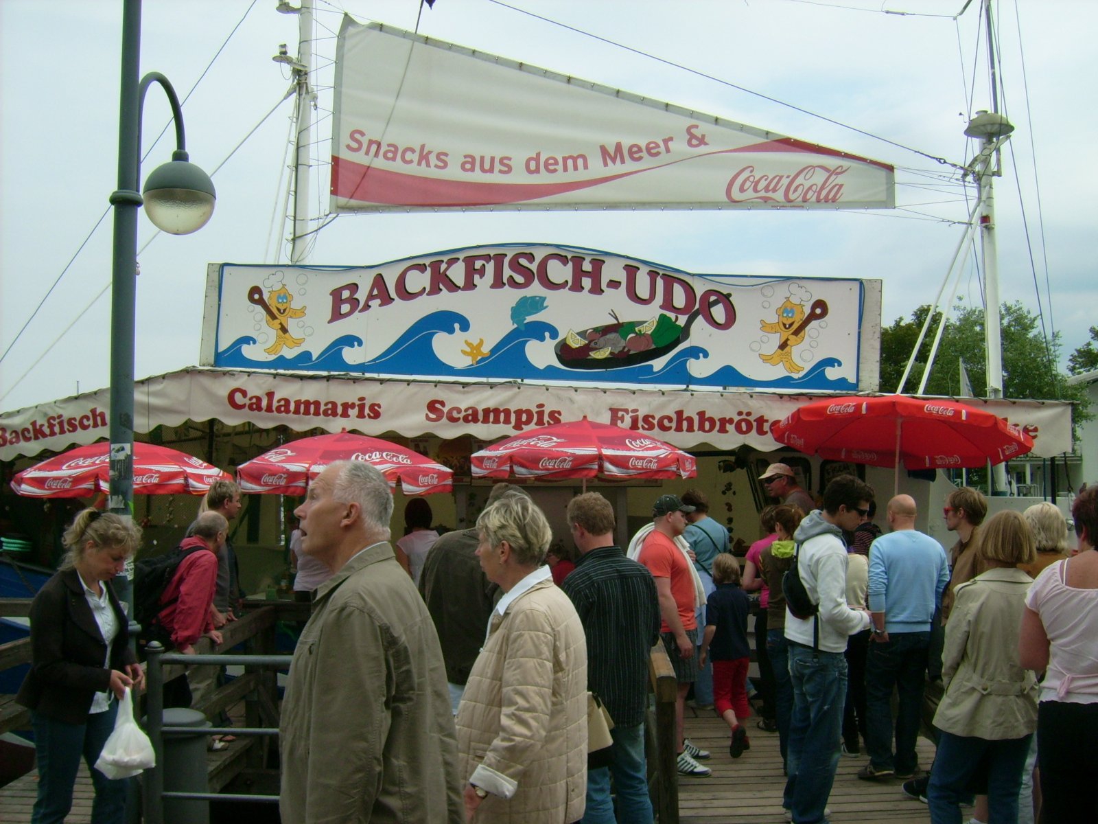 Farbfoto: Verkauf von Fisch, Scampis und Calamaris in Warnemünde. Fotograf: Bernd Paepcke.